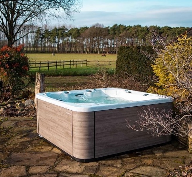 Essence Wanna SPA Premium w ogrodzie