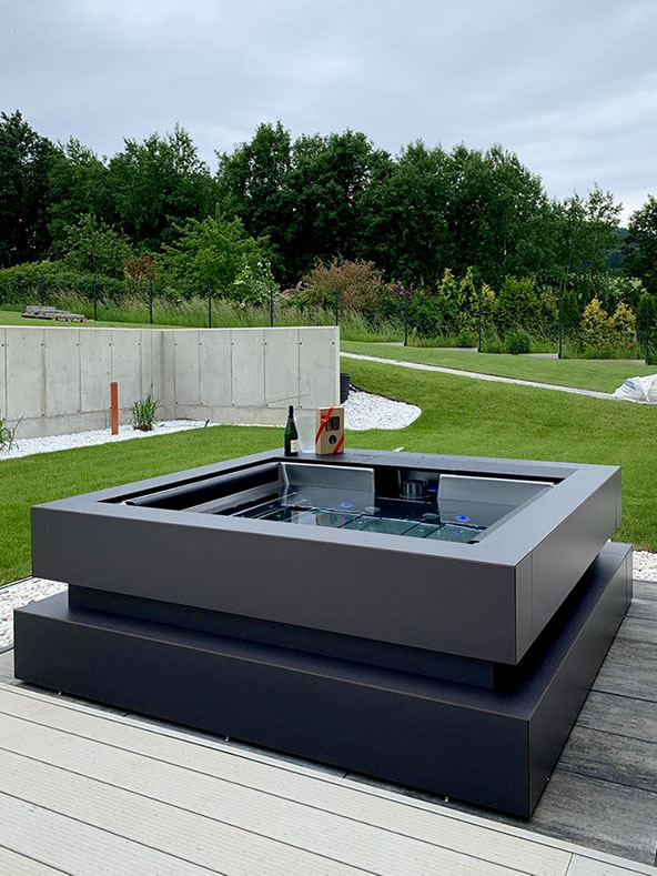 Ekskluzywna czarna wanna SPA z hydromasażem