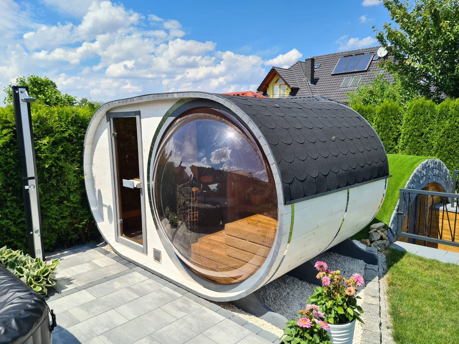 sauna ogrodowa z oknem w kształcie rybiego oka